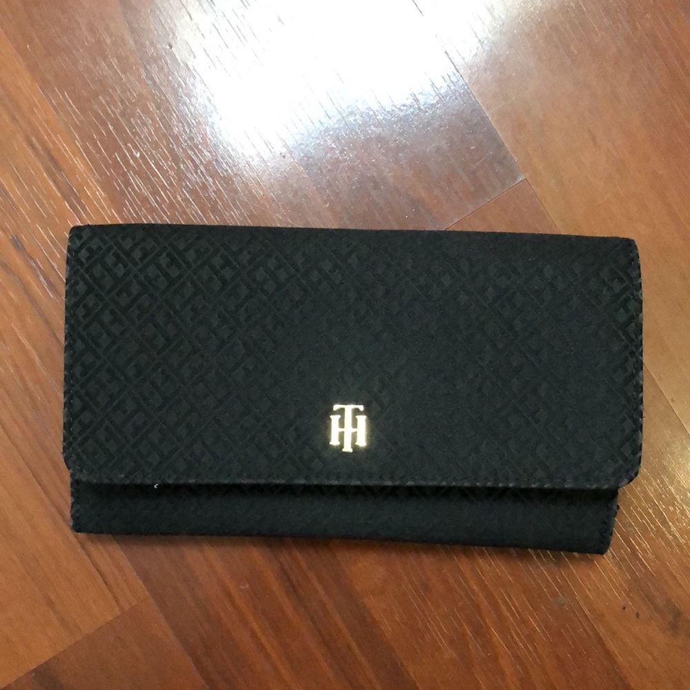SOLD Tommy Hilfiger wallet - Picture 3 of 10